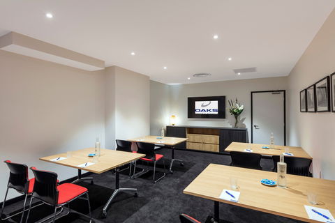 Oaks Adelaide Embassy Suites - Accommodation Main Beach 2