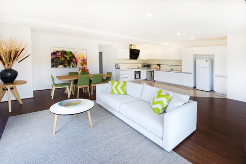 Phillip Island Towers - Accommodation Main Beach 0