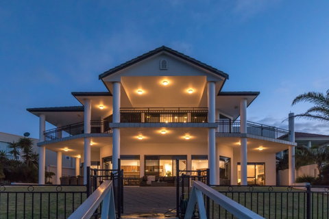 Port Lincoln Marina Luxury Escape - Accommodation Main Beach 0