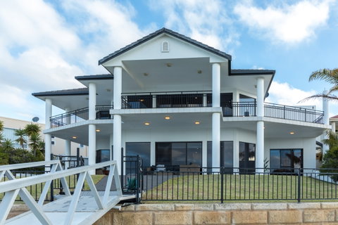Port Lincoln Marina Luxury Escape - Accommodation Main Beach 1