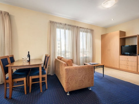 Quest Savoy - Accommodation Main Beach 2
