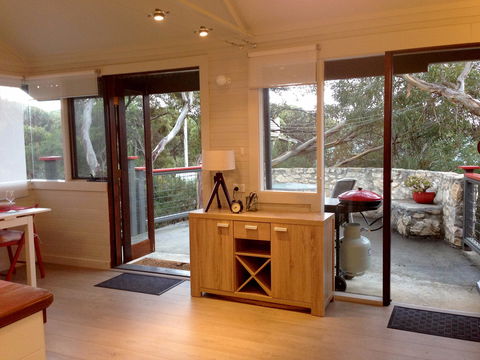 Serenity Cottage - Accommodation Main Beach 2