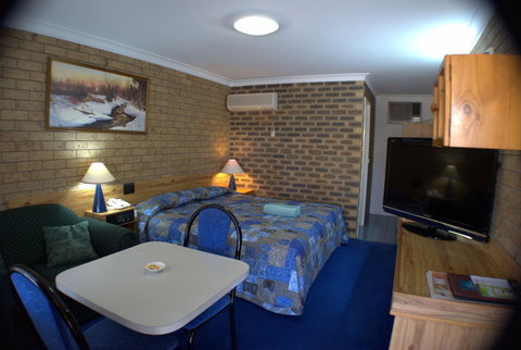 Settlers Motor Inn - Accommodation Main Beach 1