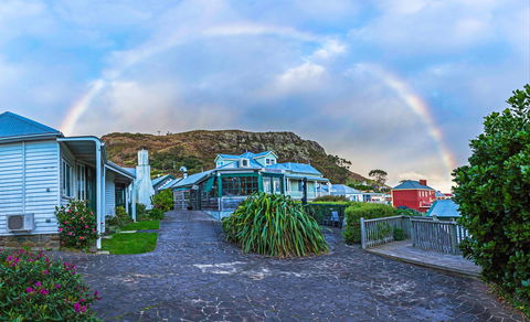 Touchwood Cottages & Gallery & Cafe - Accommodation Main Beach 1