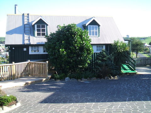 Touchwood Cottages & Gallery & Cafe - Accommodation Main Beach 2