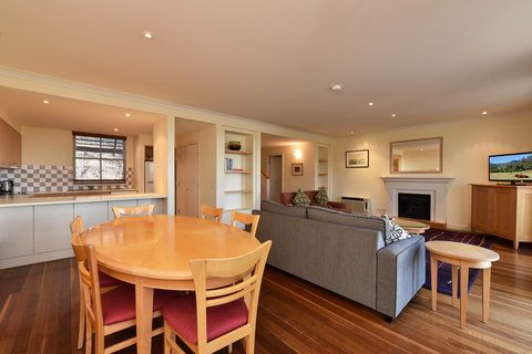 Villa Chambourcin - Accommodation Main Beach 2