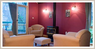 Cambridge Cottages - Accommodation Main Beach 3