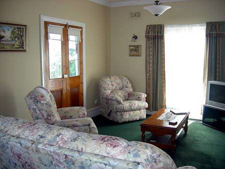 Airleigh - Rose Cottage - Accommodation Main Beach 1