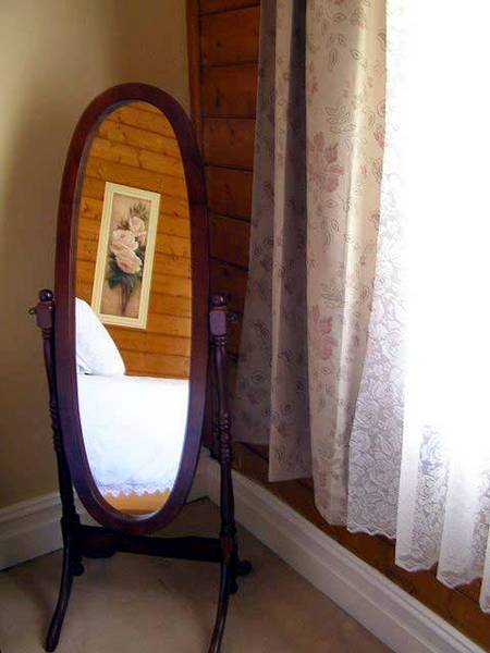 Airleigh - Rose Cottage - Accommodation Main Beach 3