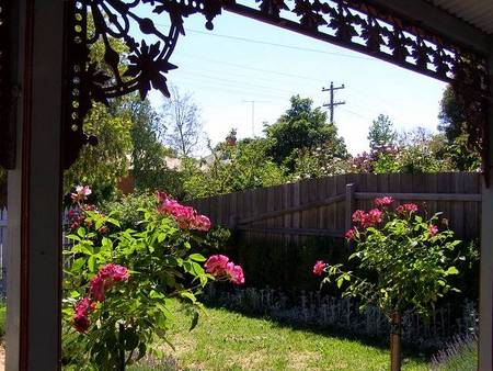 Airleigh - Rose Cottage - Accommodation Main Beach 4