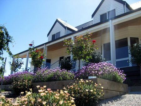 Canadian VIC Accommodation Main Beach