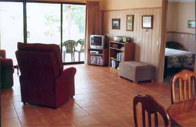 Alvina Holiday Cottages - Accommodation Main Beach 4