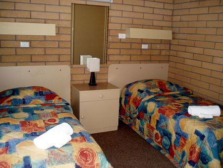 Aaden Holiday Apartments - Accommodation Main Beach 4