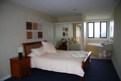 Ultimate Holiday Apartments - Accommodation Main Beach 2