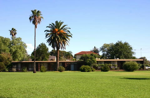 Camellia Court House And Holiday Apartments - Accommodation Main Beach 1