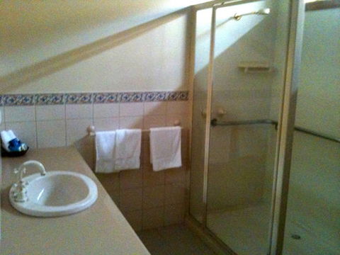 Camellia Court House And Holiday Apartments - Accommodation Main Beach 2