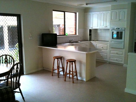 Camellia Court House And Holiday Apartments - Accommodation Main Beach 3