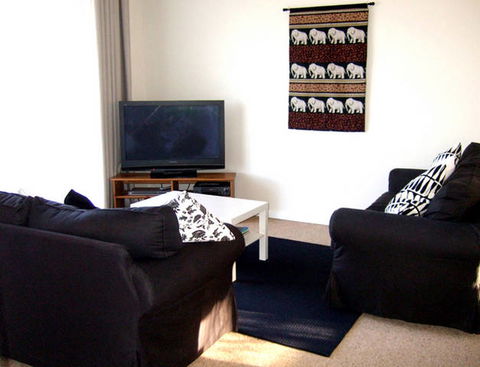 Camellia Court House And Holiday Apartments - Accommodation Main Beach 4