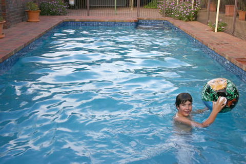 Camellia Court House And Holiday Apartments - Accommodation Main Beach 5