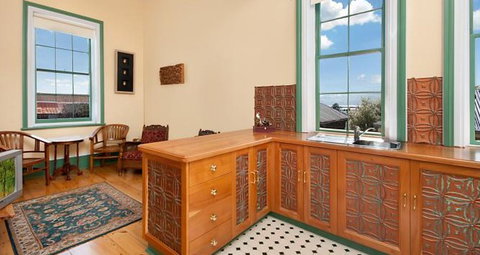 Annesley House - Accommodation Main Beach 2