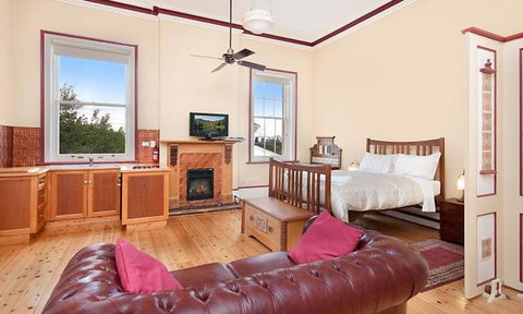 Annesley House - Accommodation Main Beach 4