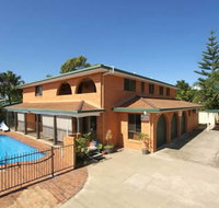 Airlie Court Holiday Apartments - Accommodation Main Beach