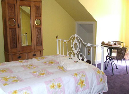 Dunns B & B - Accommodation Main Beach 1