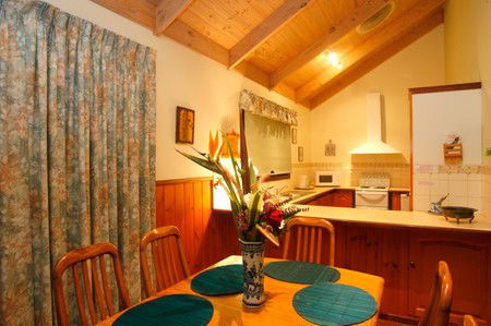 Black Dolphin Seaside Cottage - Accommodation Main Beach 4