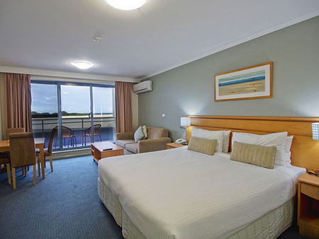 Oaks Waterfront Resort - Accommodation Main Beach 1