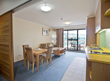 Oaks Waterfront Resort - Accommodation Main Beach 2