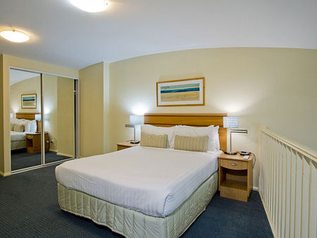 Oaks Waterfront Resort - Accommodation Main Beach 3