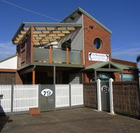 Black Dolphin Townhouse and Apartment - Accommodation Main Beach