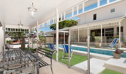 Aaman & Cinta Villa - Accommodation Main Beach 4