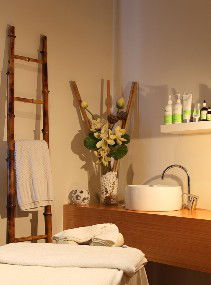 Indulge Spa Retreat - Accommodation Main Beach 1