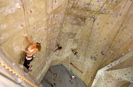 Cliffhanger Climbing Gym - Accommodation Main Beach 3
