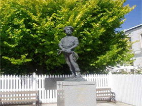 Alexander Cameron Statue - Accommodation Main Beach 0