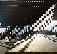 The Boat House By The Lake - Accommodation Main Beach