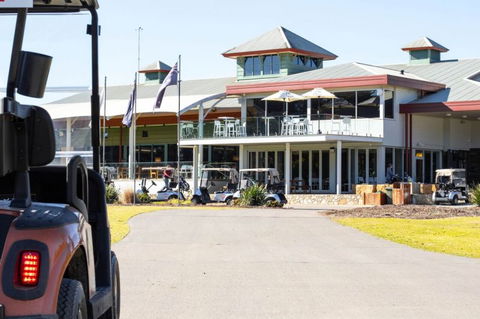 Club Catalina - Accommodation Main Beach 4