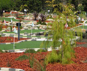 18 Hole Mini Golf - Club Husky - Accommodation Main Beach 0