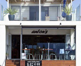 Antons - Accommodation Main Beach 0