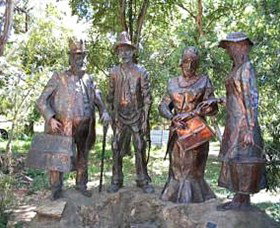 Dad, Dave, Mum And Mabel - Accommodation Main Beach 1