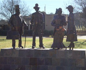 Dad, Dave, Mum And Mabel - Accommodation Main Beach 3
