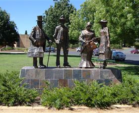 Dad, Dave, Mum And Mabel - Accommodation Main Beach 2