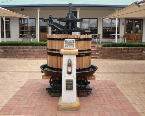 Best Tour - Accommodation Main Beach 1