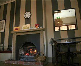 Gerry's @ The Commercial Hotel - Accommodation Main Beach 2