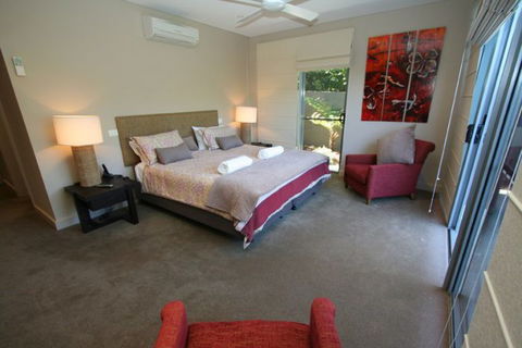Beach House One @ Vue - Accommodation Main Beach 0