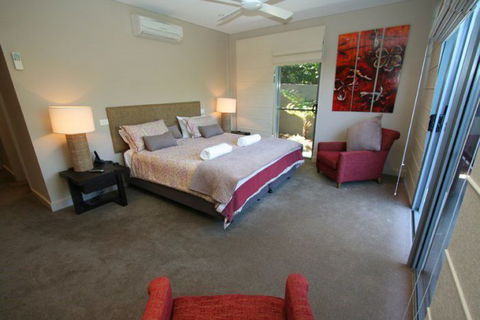 Beach House One @ Vue - Accommodation Main Beach 2