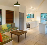 The Retreat Beach Houses - Accommodation Main Beach