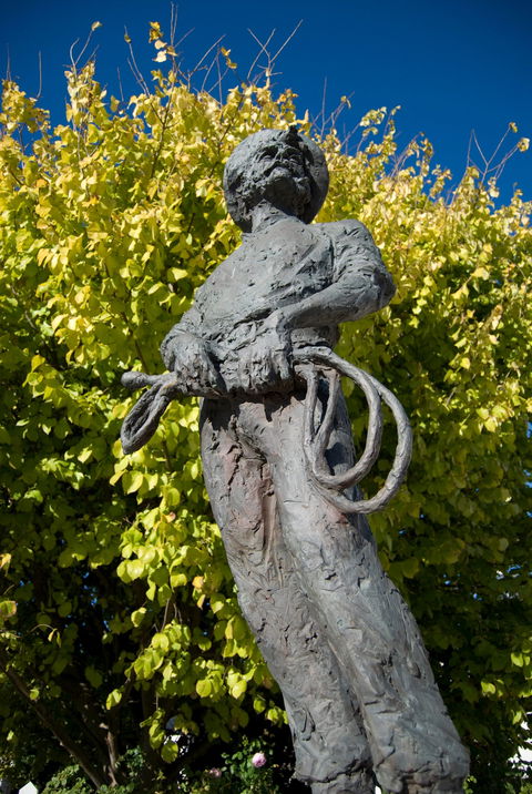 Alexander Cameron Statue - Accommodation Main Beach 1