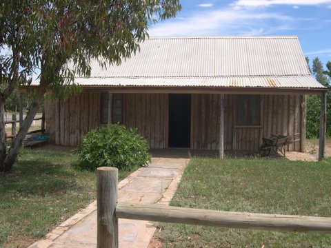 Early Settlers Cottage (Solly's Hut) - Accommodation Main Beach 0